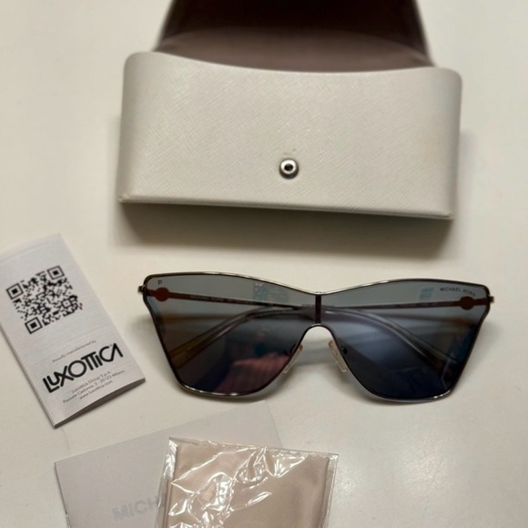 Michael Kors Larissa Brown Sunglasses with Gradient Tint - Picture 1 of 3